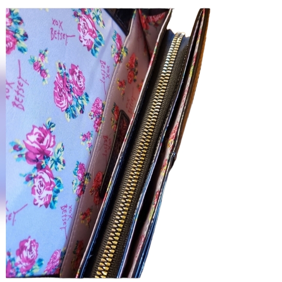 Betsey Johnson Heart Black Crossbody - Picture 9 of 12